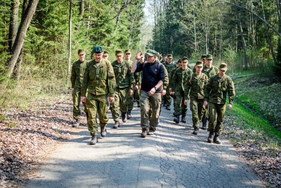 Tvarkė Narėpų gynybinius apkasus ir įtvirtinimus