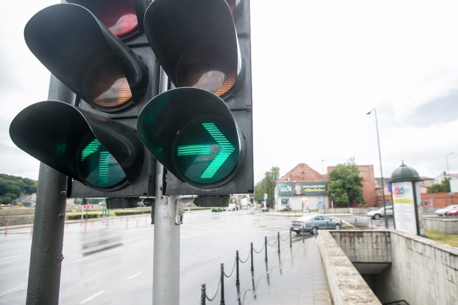 Perspėja vairuotojus: judrioje Kauno sankryžoje neliko žalių rodyklių