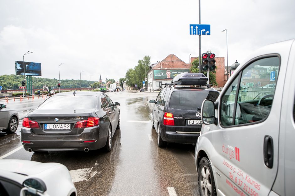 Perspėja vairuotojus: judrioje Kauno sankryžoje neliko žalių rodyklių