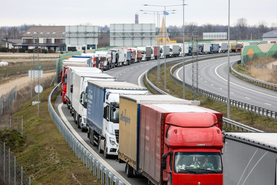 Sunkumai, su kuriais susiduria vairuotojai: neišmokėti atlyginimai, eilės pasienyje