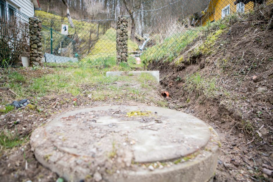 Kauno rajono gyventoją šokiravo vamzdžiai šlaituose