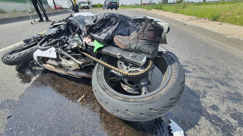 Ties Amalių tuneliu – stiprus BMW ir motociklo susidūrimas: yra sužalotų