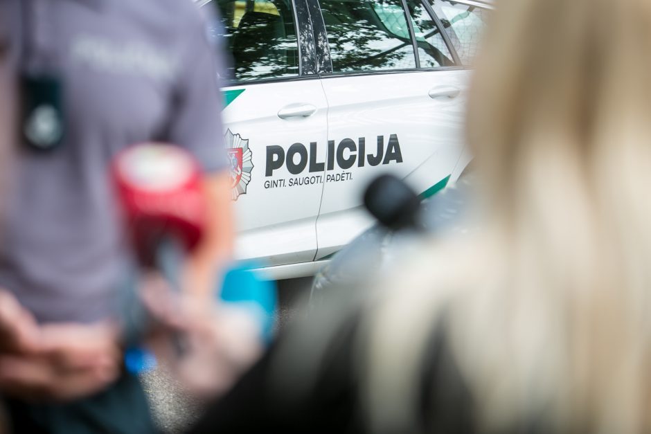 Būna ir taip: girtas kaunietis galva suskaldė policijos automobilio stiklą