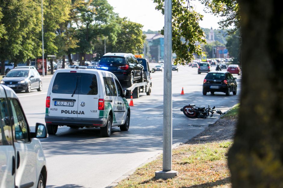 Per avariją Jonavos gatvėje nukentėjo motociklininkas