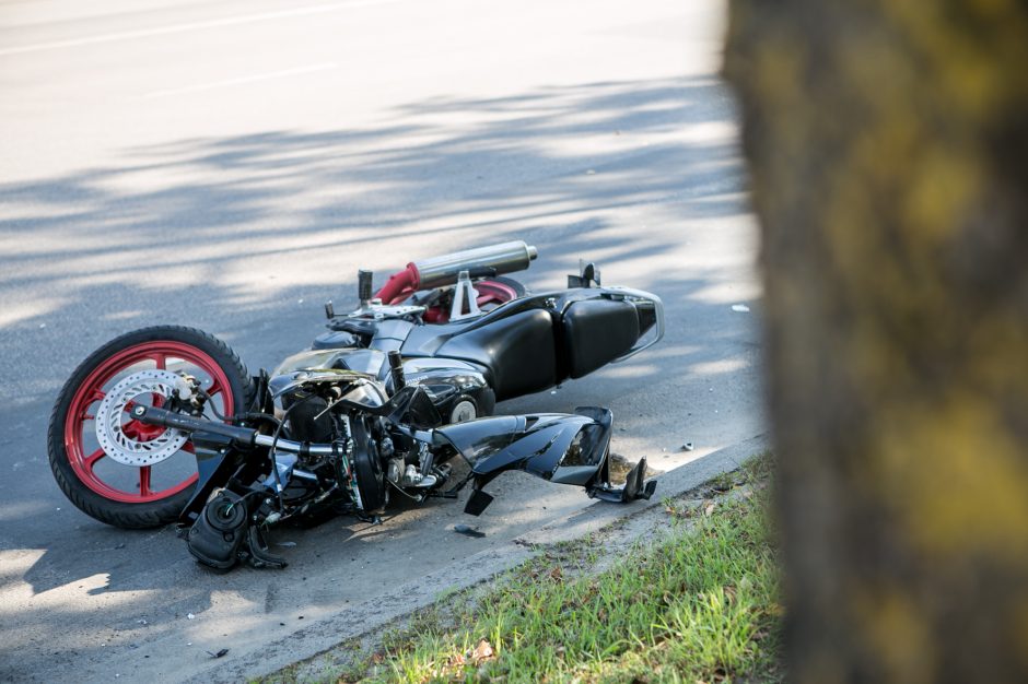 Per avariją Jonavos gatvėje nukentėjo motociklininkas