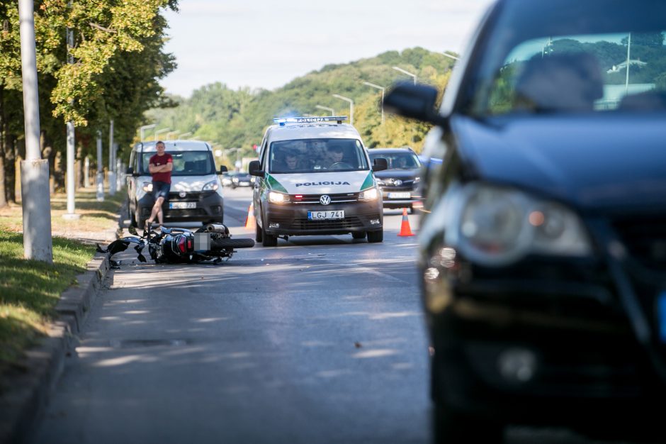 Per avariją Jonavos gatvėje nukentėjo motociklininkas