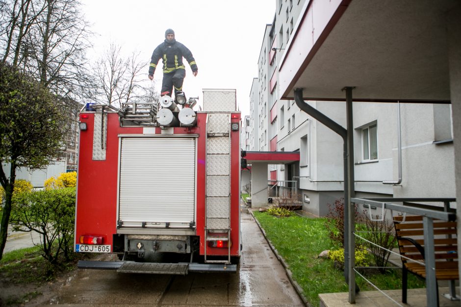 Per gaisrą Kauno daugiabutyje nukentėjo moteris: dar viena pamokanti nelaimė? 