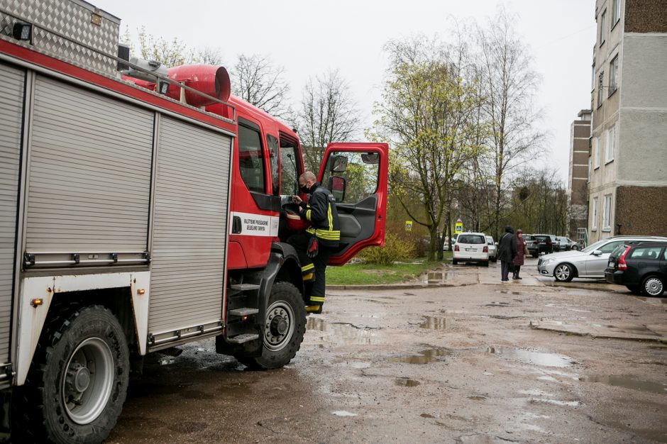 Per gaisrą Kauno daugiabutyje nukentėjo moteris: dar viena pamokanti nelaimė? 