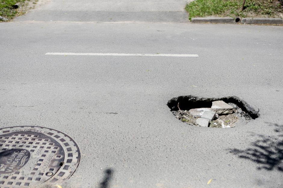 Nesulaukdami, kol bus užtaisyta gatvėje atsivėrusi smegduobė, aleksotiškiai į ją verčia atliekas