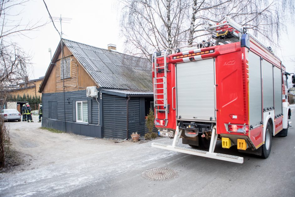 Spustelėjus šaltukui – ir vėl bėdos dėl kaminų: ugniagesiai skubėjo į Aleksotą