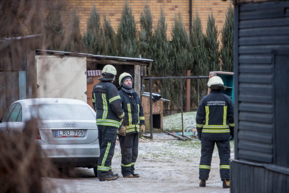 Spustelėjus šaltukui – ir vėl bėdos dėl kaminų: ugniagesiai skubėjo į Aleksotą