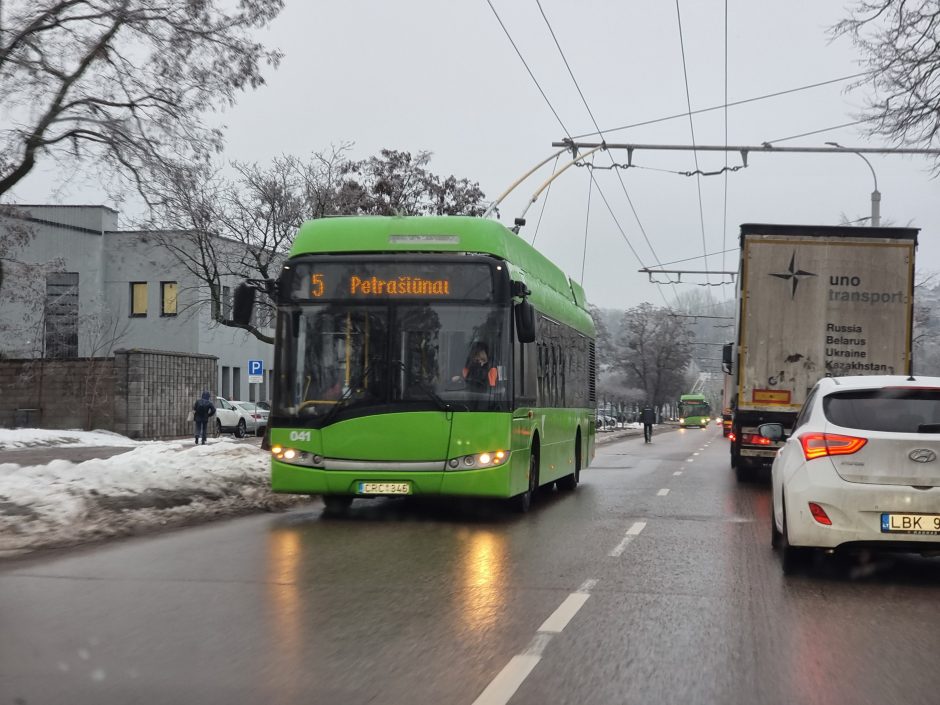 Dėl apledėjusių laidų Kaune stojo troleibusai, išgelbėjo senosios „Škodos“