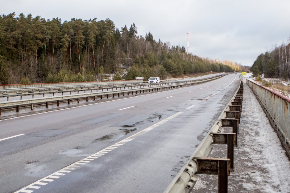 Kas kaltas dėl sugadintų padangų: duobės ar vairuotojai?