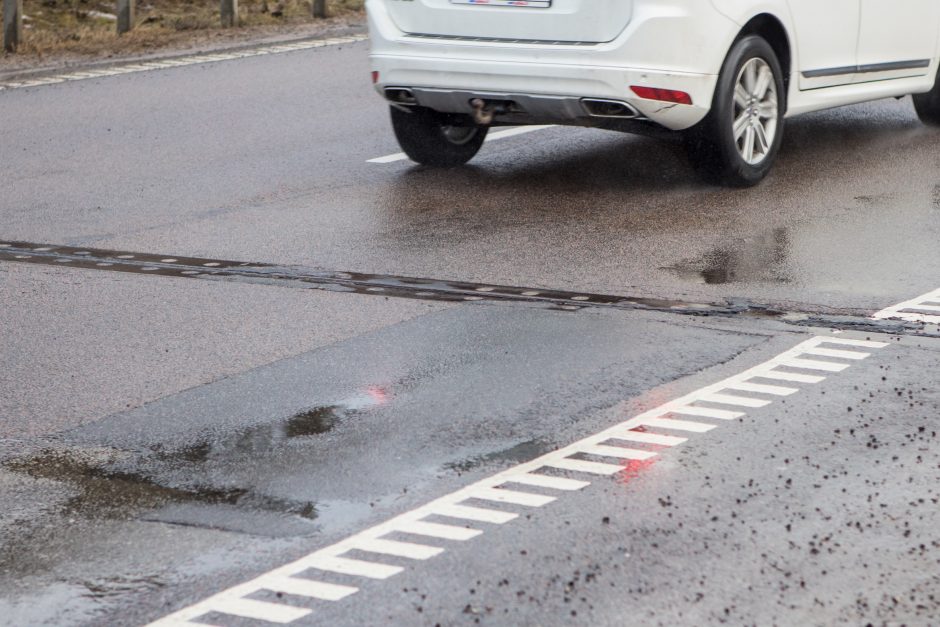 Kas kaltas dėl sugadintų padangų: duobės ar vairuotojai?