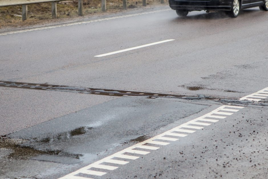 Kas kaltas dėl sugadintų padangų: duobės ar vairuotojai?