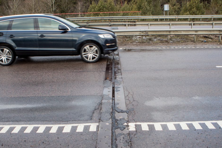 Kas kaltas dėl sugadintų padangų: duobės ar vairuotojai?