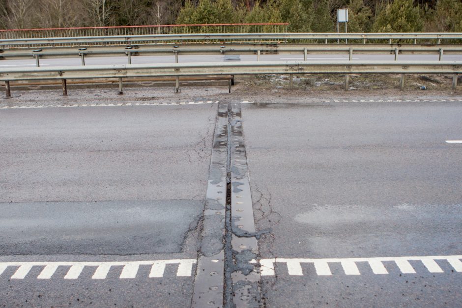 Kas kaltas dėl sugadintų padangų: duobės ar vairuotojai?