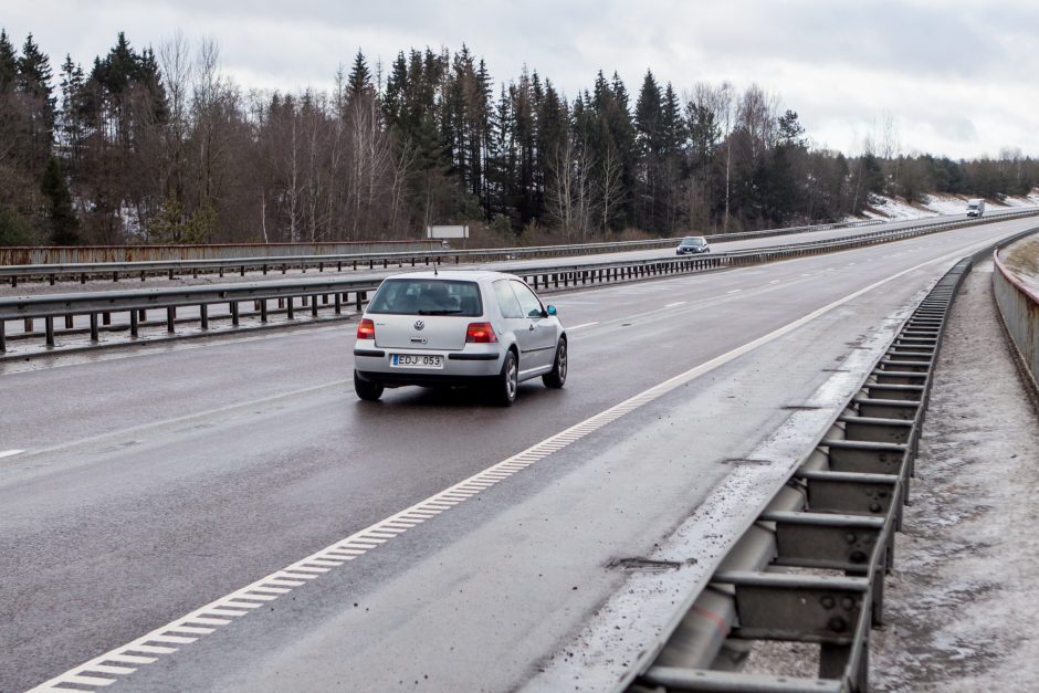 Kas kaltas dėl sugadintų padangų: duobės ar vairuotojai?