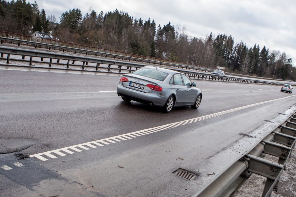 Kas kaltas dėl sugadintų padangų: duobės ar vairuotojai?