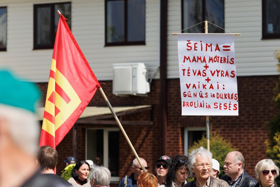 Pakaunės sodyboje susirinkę „maršistai“: Lietuvoje dabar „biškį“ darosi „bardakas“