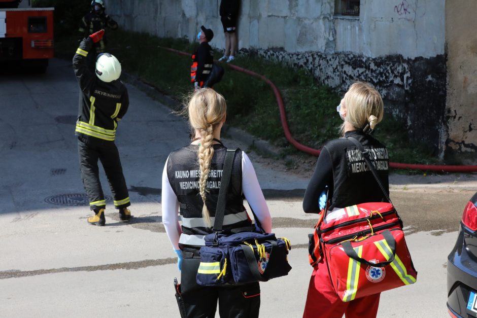 Sumaištis Šilainiuose: degančių šiukšlių įkaitais tapo Baltų prospekto dvylikaaukščio gyventojai