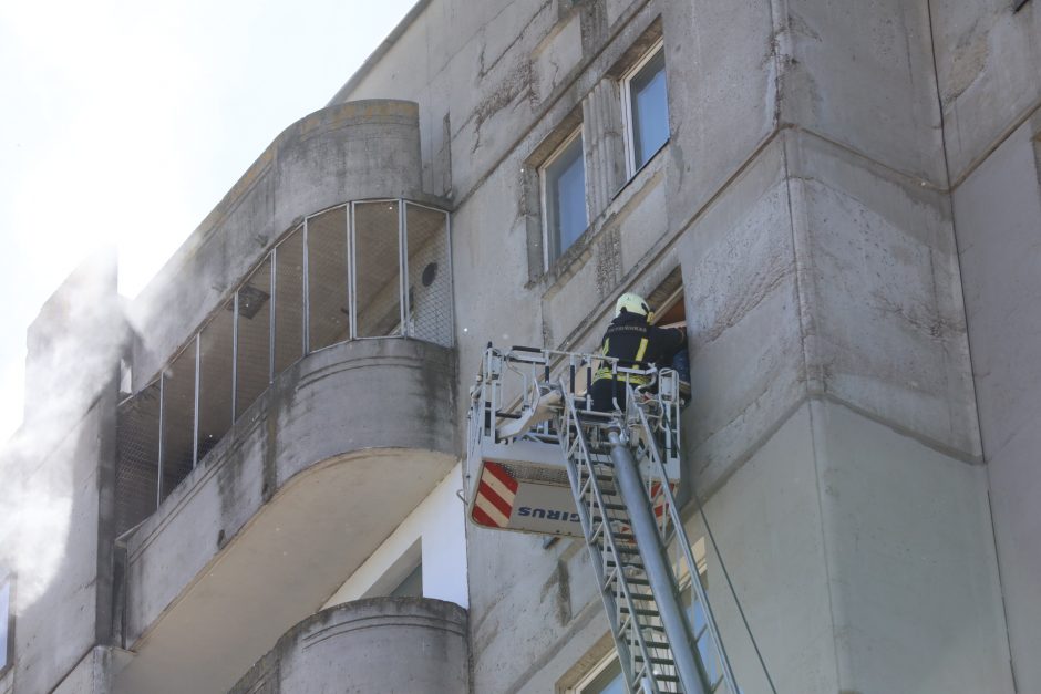 Sumaištis Šilainiuose: degančių šiukšlių įkaitais tapo Baltų prospekto dvylikaaukščio gyventojai