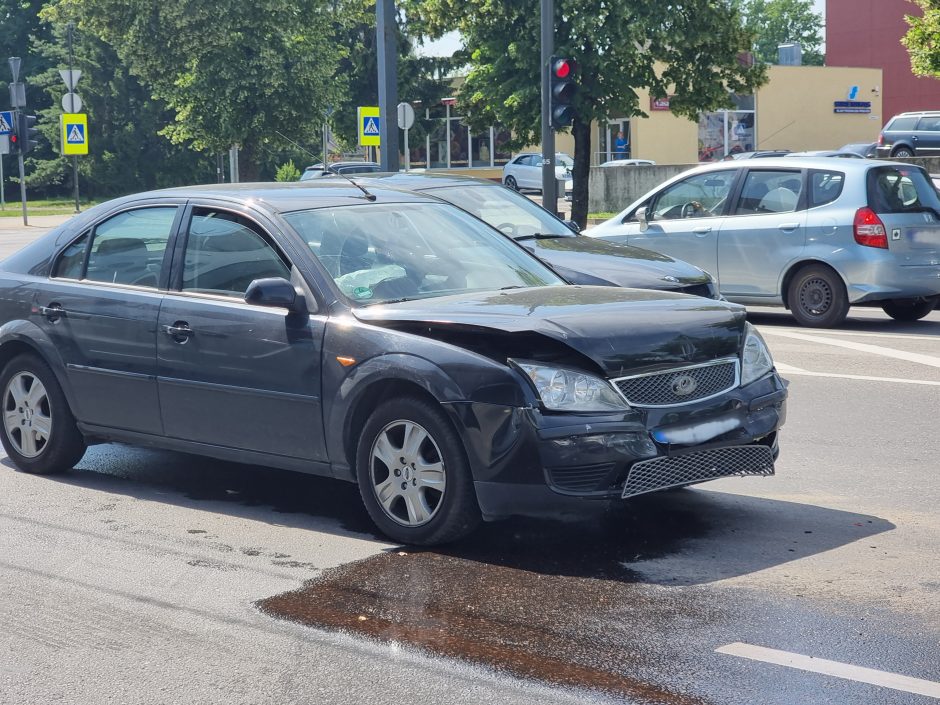 Nesmarkus trijų automobilių susidūrimas dviem moterims baigėsi ligoninėje