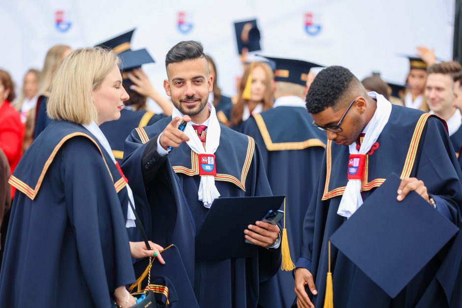 LSMU absolventams įteikti diplomai: linkėta tobulėti, būti laimingais ir teikti viltį žmonėms