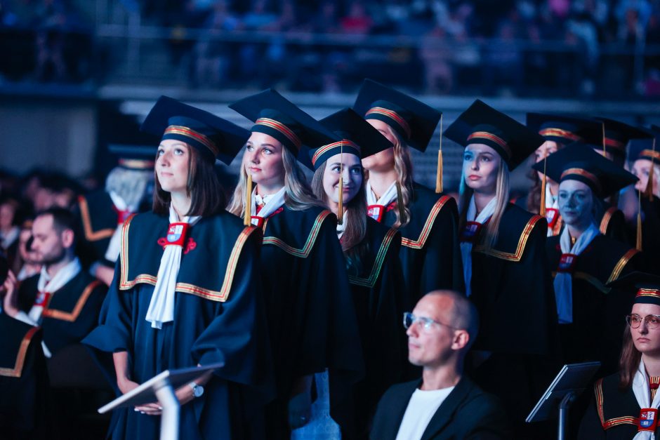 LSMU absolventams įteikti diplomai: linkėta tobulėti, būti laimingais ir teikti viltį žmonėms