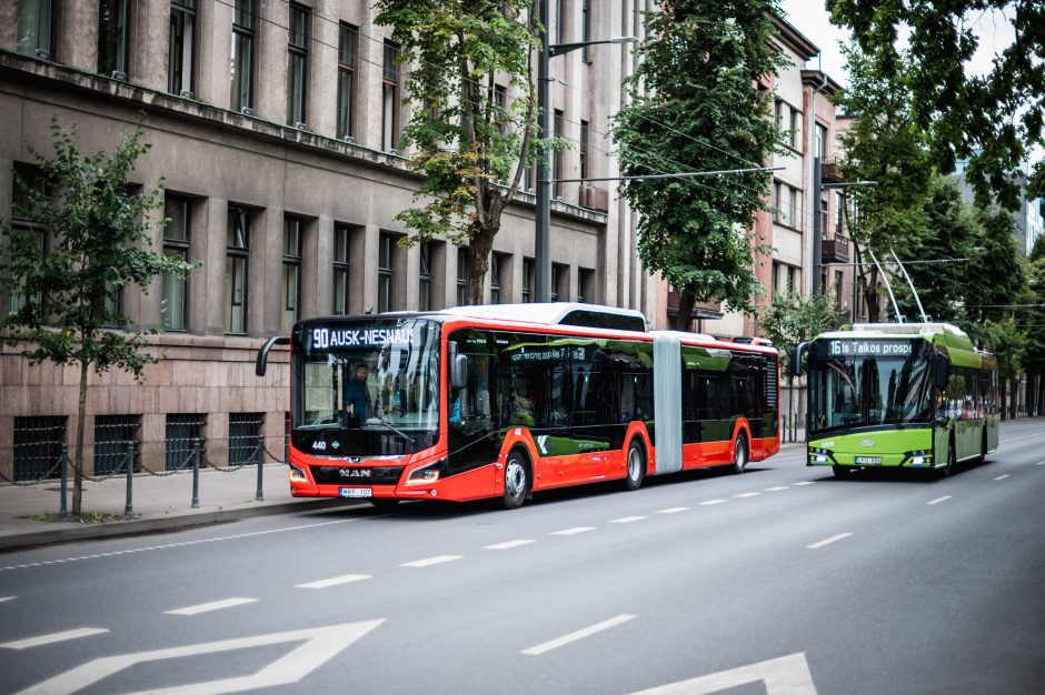 Kauno viešajame transporte pažymėtas 100 mln. e. bilietas: kaunietė visus metus keliaus nemokamai!