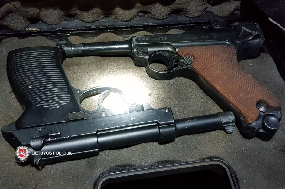 bitkoinų prekiautojas sulaikytas ginklu