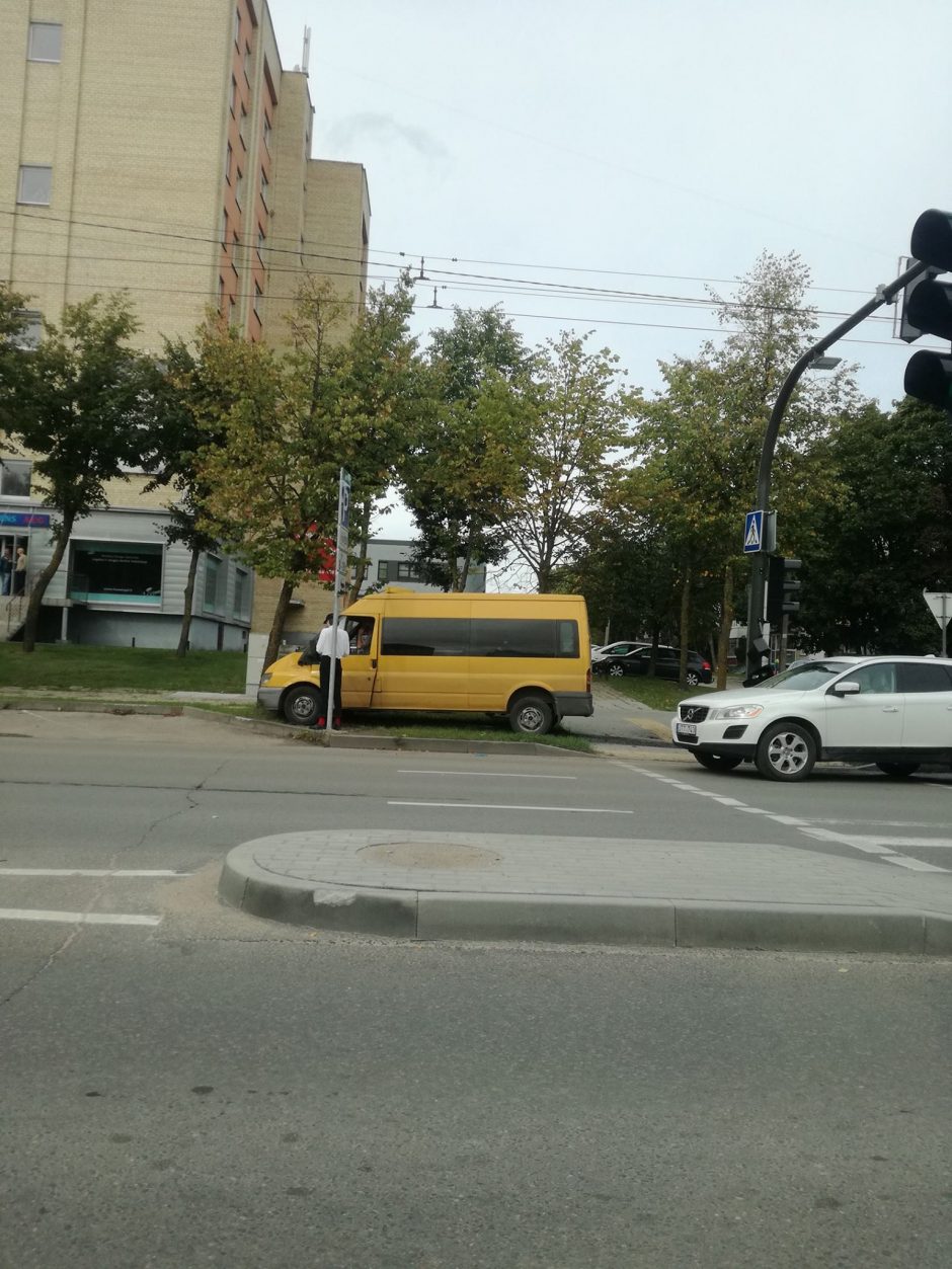 Per mikroautobuso ir „Mercedes“ avariją nukentėjo keleivė