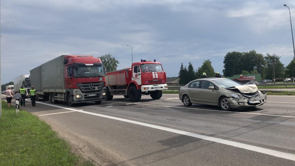 Kelyje link Jonavos – masinė avarija: automobiliai – suknežinti, nukentėjo trys žmonės