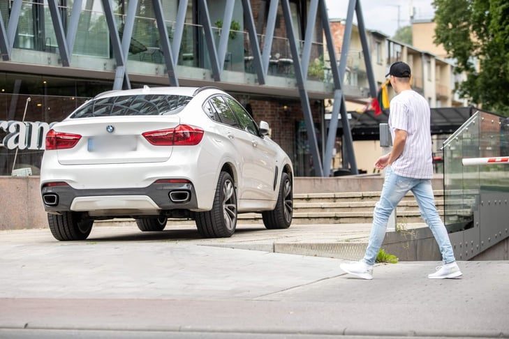 Centre fiksuoja pažeidėjus: prabangų BMW įsigyti pinigų pakanka, o už parkavimą susimokėti nelieka