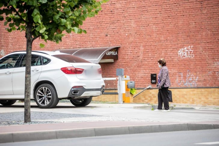 Centre fiksuoja pažeidėjus: prabangų BMW įsigyti pinigų pakanka, o už parkavimą susimokėti nelieka