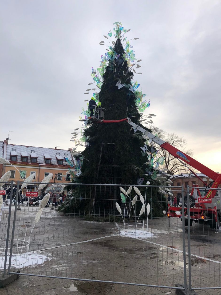 Naujausios žinios iš Rotušės aikštės: tikimasi, kad jau kitą savaitę eglutė sužibės naujai