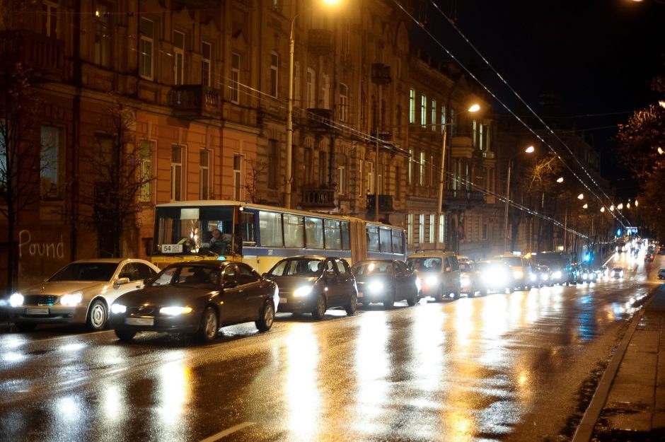 Įspėja vairuotojus: naktį eismo sąlygos vietomis bus sudėtingos