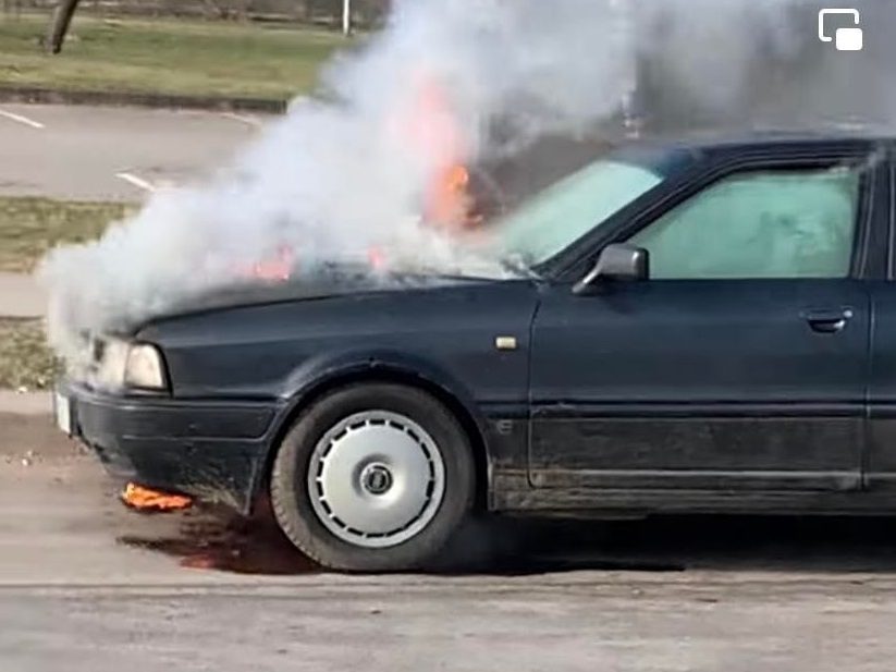 Atvira liepsna degantį automobilį užfiksavę kauniečiai: skrunda „bulka“