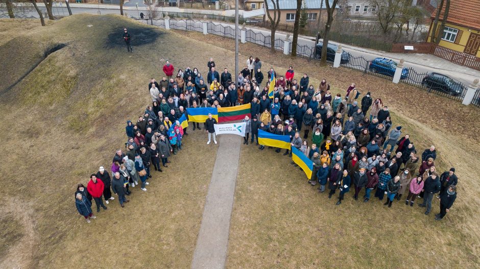 Ant Pelėdų kalno suplevėsavo Ukrainos vėliava