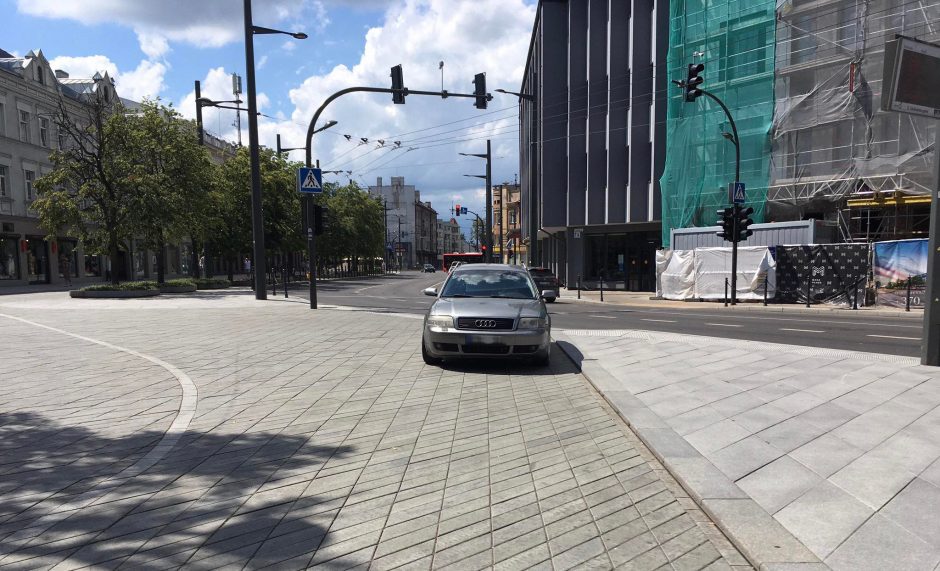 Vairuotojų gudrybės: Laisvės alėjoje įsirengė nelegalų parkingą