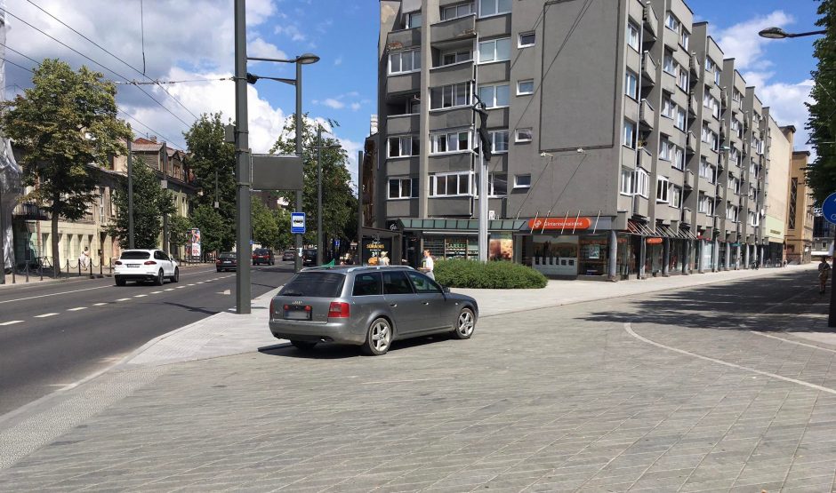 Vairuotojų gudrybės: Laisvės alėjoje įsirengė nelegalų parkingą