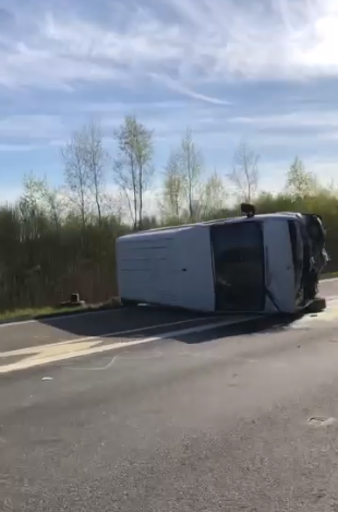 Į avariją prie Rumšiškių pateko nuteistieji: apvirtusio mikroautobuso vairuotas – be teisių