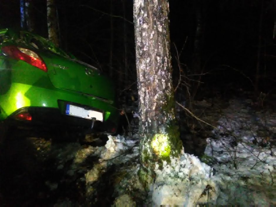 Antrąją Kalėdų dieną „Mazda“ rėžėsi į medžius, sužeisti keturi žmonės