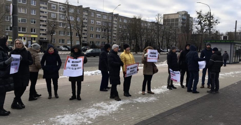 Protestuojantys dėl pusiaukelės namų Domeikavoje: su nerimu laukiame to laiko