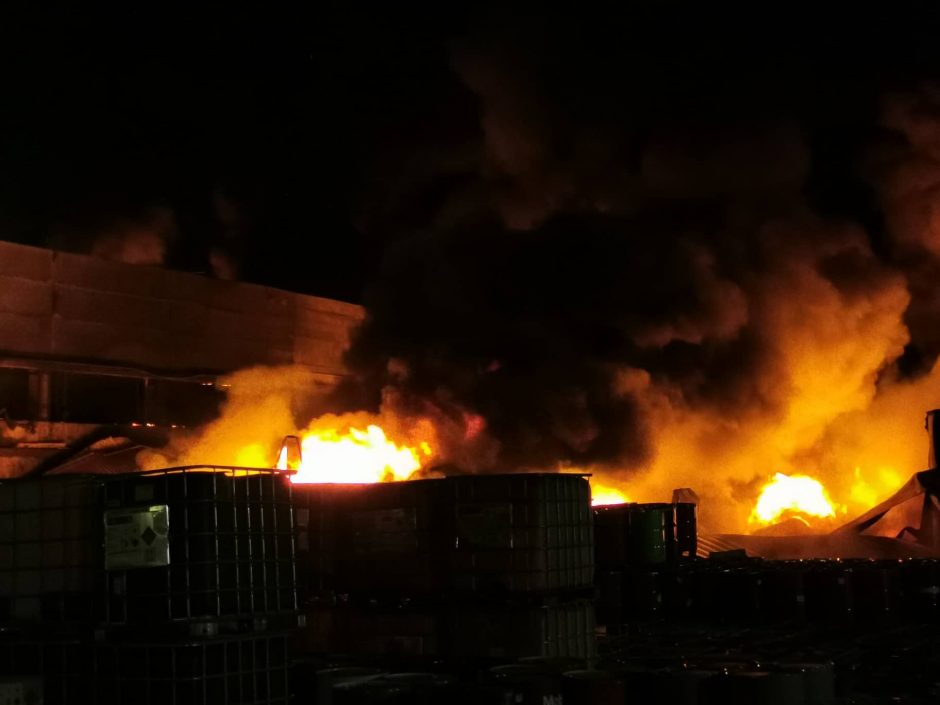 „Žalvarį“ niokojo didžiulis gaisras: griaudėjo sprogimai, visas rajonas skendo dūmuose
