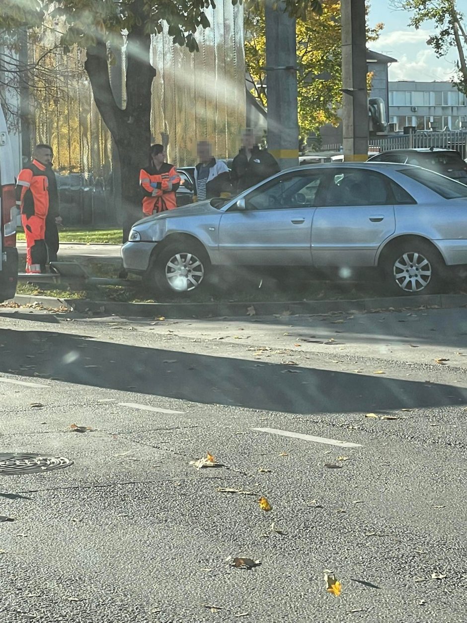 Judriame prospekte – „Audi“ ir automobilvežio akistata