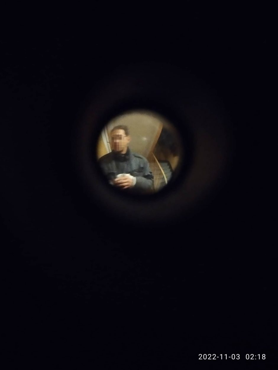 Kaip siaubo filme: moteris baugina iškrypėlis – demonstruoja lytinį organą ir braunasi į namus