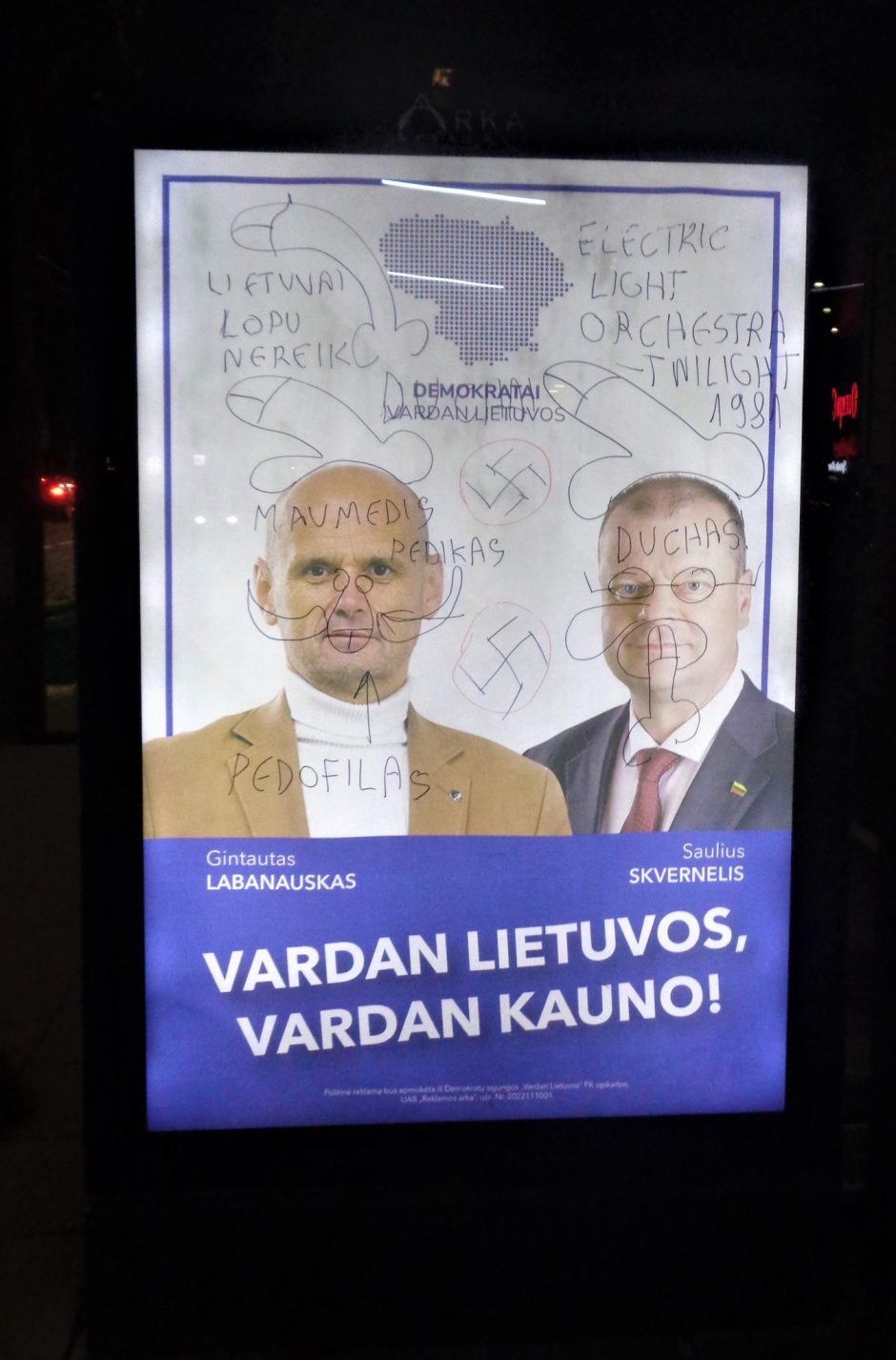 Vandalams užkliuvo politinis plakatas: išpaišė nešvankiais ženklais ir necenzūriniais žodžiais