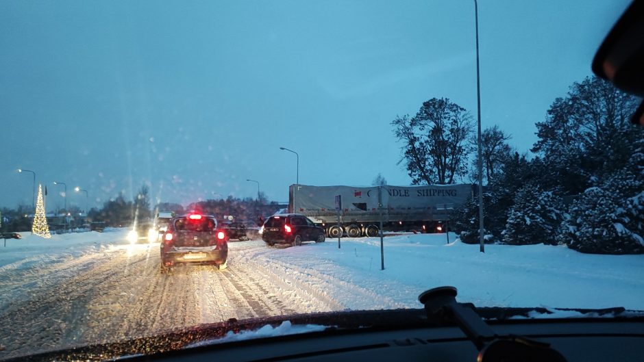 Situacija Domeikavoje: kelionė dėl sniego prailgo iki 1,5 val., darželis – be elektros