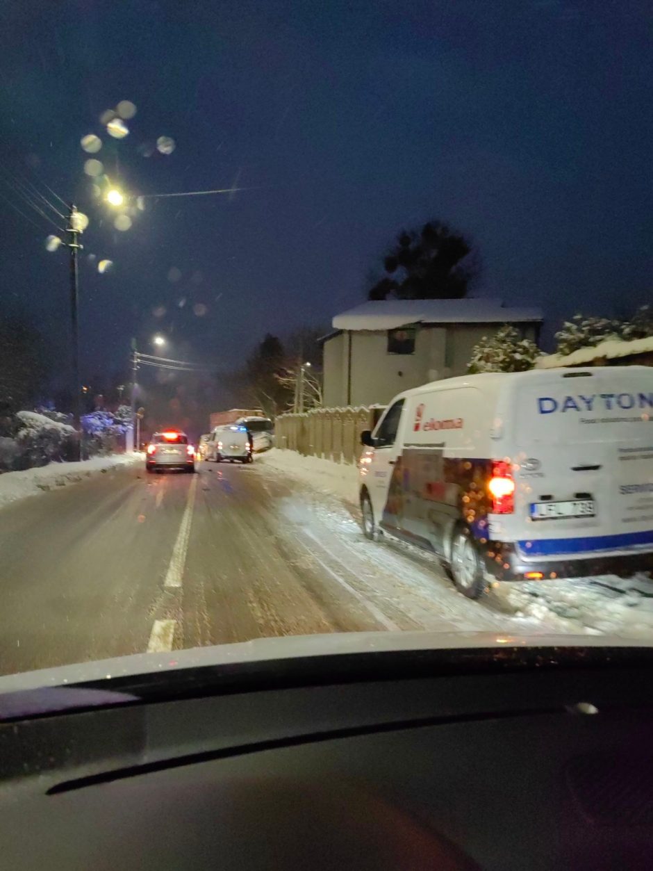 Popietės avarijų Kaune scenarijus: slydo ir trenkėsi, sužalotos dvi moterys